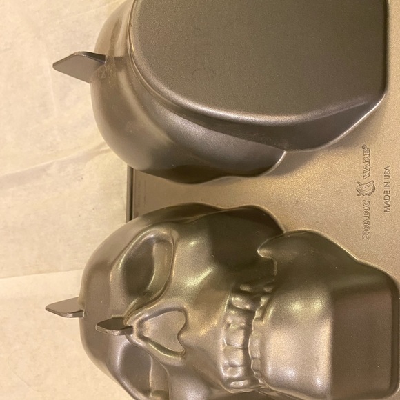 SKULL Cake Mold 3-D - Picture 6 of 15
